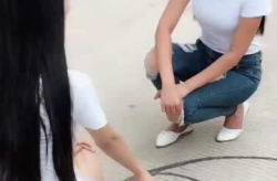 小姐姐踩死小蛇,小姐姐与蛇的宿命对决