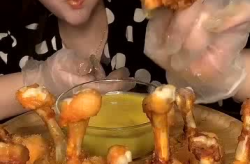 小姐姐小声吃炸鸡视频,小姐姐小声品尝美味瞬间