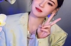 最美女明星张柏芝又美上热搜！与小20岁网红合照赢麻了网友：养大三个帅儿子比当美女难多了！