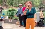 街头小姐姐唱小苹果,欢快旋律点燃夏日热情