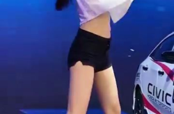 名车小姐姐跳舞,演绎时尚动感之夜